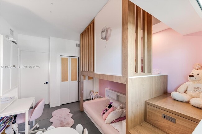 Building Photo - 460 NE 28th St