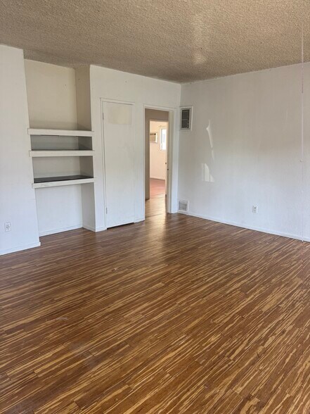 Building Photo - 6819 Variel Ave