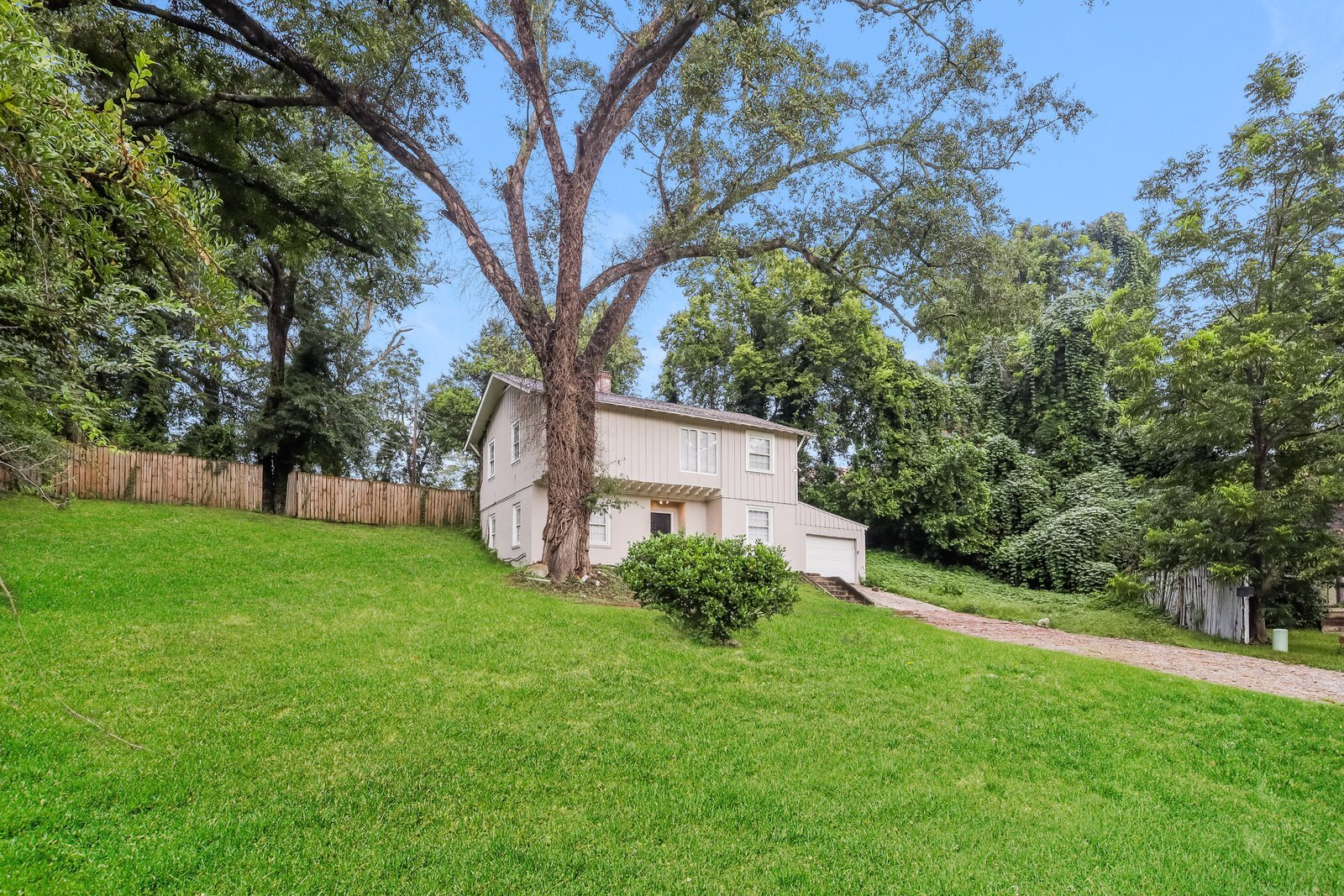 Building Photo - 1221 Azalea Ct