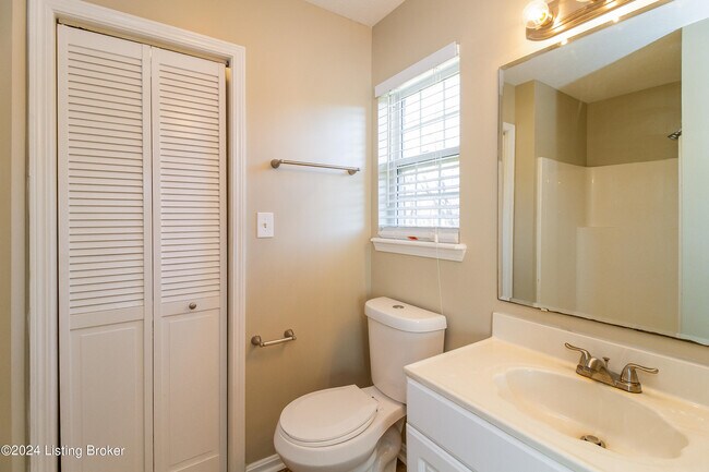 Building Photo - 7913 Kenhurst Dr