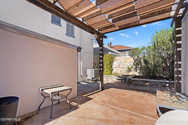 Building Photo - 711 Upson Dr