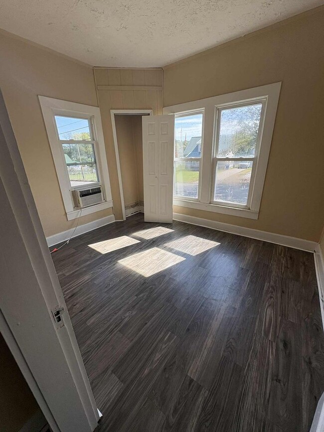 Building Photo - Spacious Home for Rent!