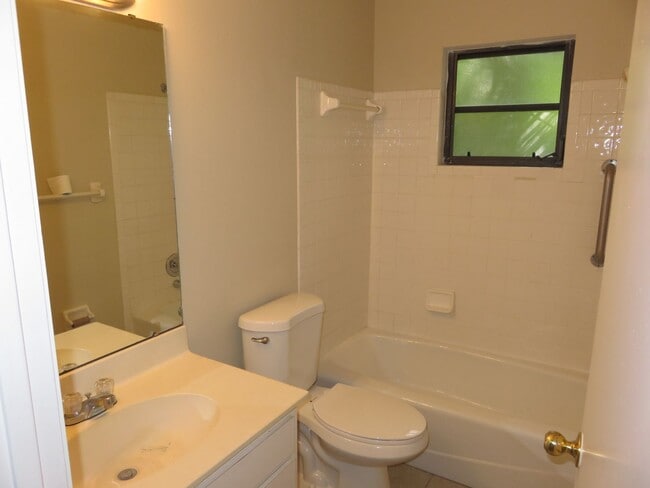 Building Photo - Open and bright 2/2 with garage