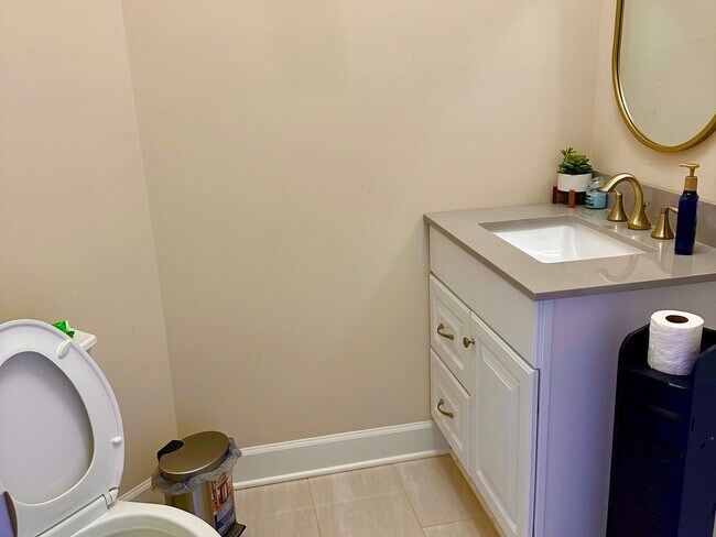 Building Photo - 3 Bedroom semi furnished Duplex type House in Imperial