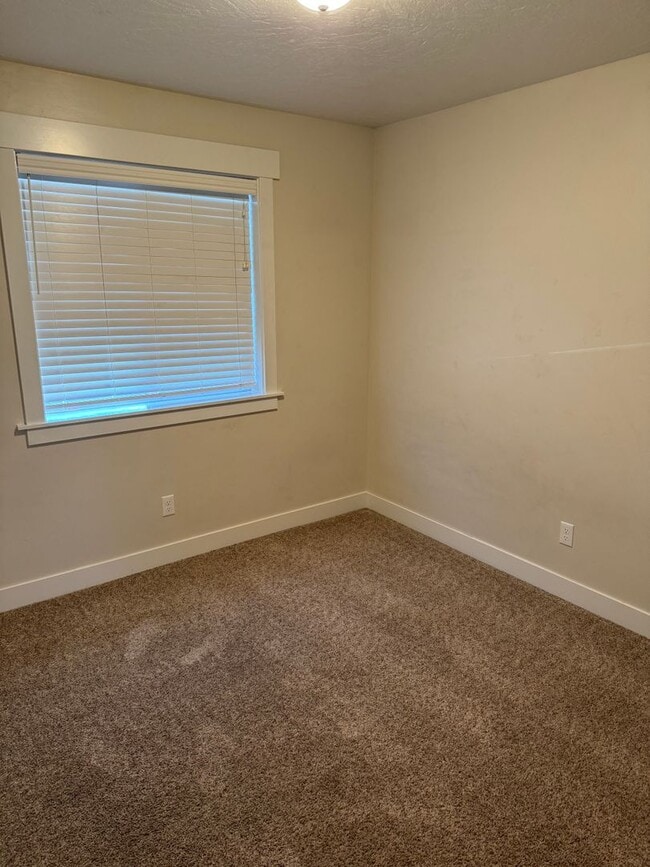 Building Photo - Spacious Townhome for rent in Rexburg