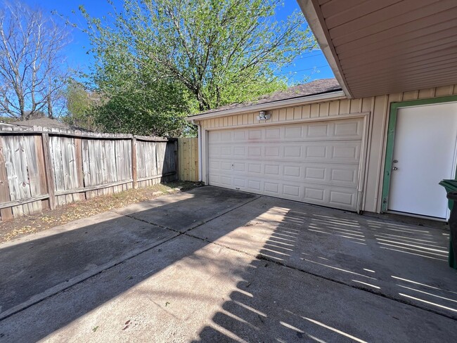 Building Photo - 4 Bedroom 2 Bathroom in Northwest Houston ...