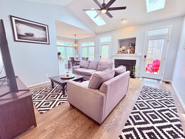 Building Photo - FREDERICKSBURG - MINUTES TO VRE - EASY COMMUTE TO QUANTICO!