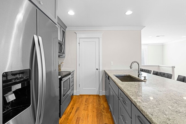 Building Photo - Studio Garage Apartment