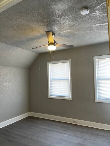 Building Photo - 1007 E Abriendo Ave