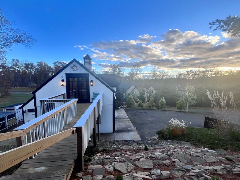 Building Photo - 2614 Boston Post Rd