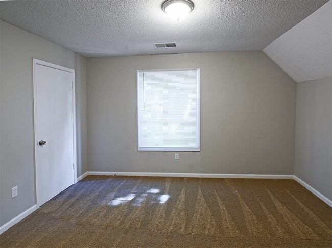 Building Photo - Newly renovated 4 bed, 2 bath home near Germantown with easy access to 385.