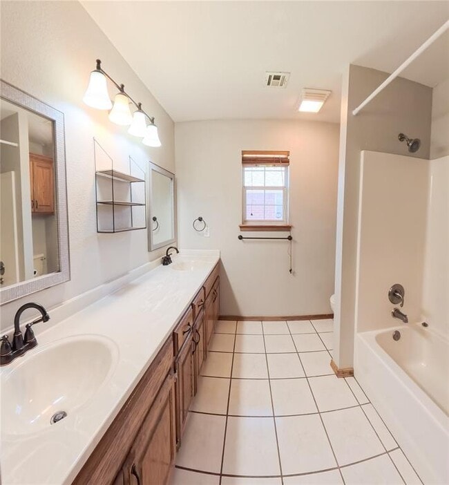 Building Photo - 504 Quail Run N