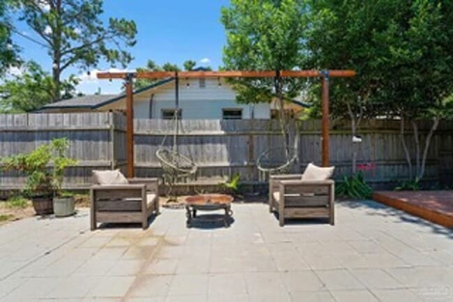 Building Photo - Discover the Allure of this Charming, Downtown 3 bedroom/2 Bath!