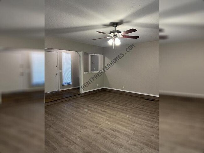 Building Photo - 9513 S Ross Ave