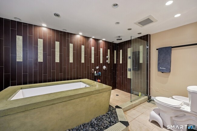 Building Photo - 591 Orange St