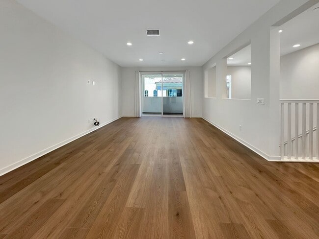 Building Photo - Luxury 4Bd/3.5Ba Smart Home in Gated Lake ...