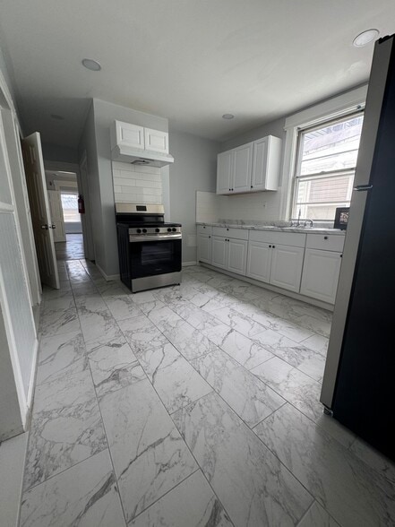 Primary Photo - 177 Seymour Ave