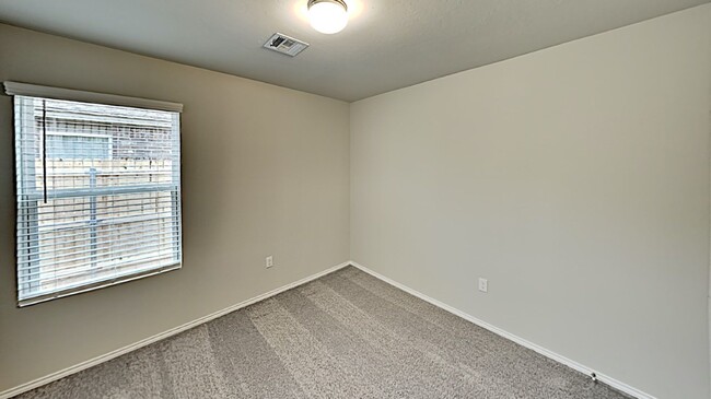 Building Photo - Very Nice 3 Bedroom 2 Bath Home in Yukon S...