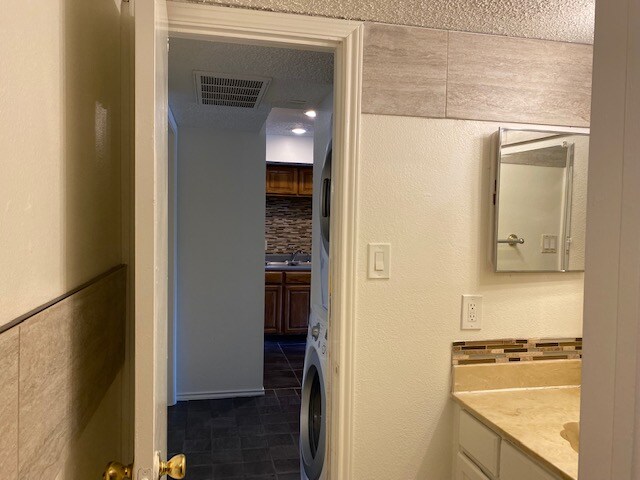 Building Photo - 2300 Bamboo Dr