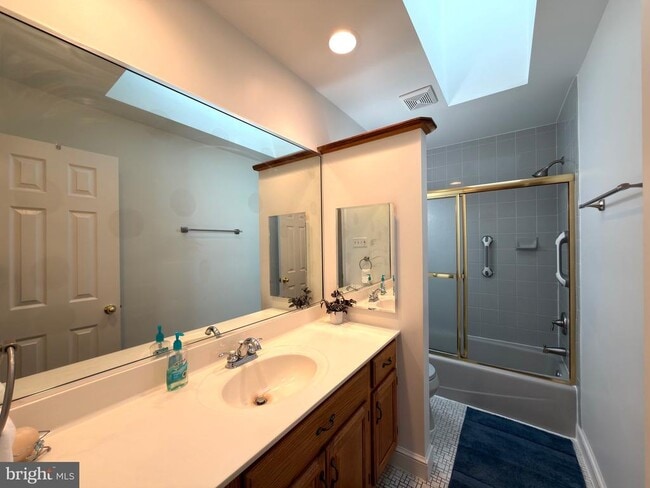 Building Photo - 905 W Poplar Rd