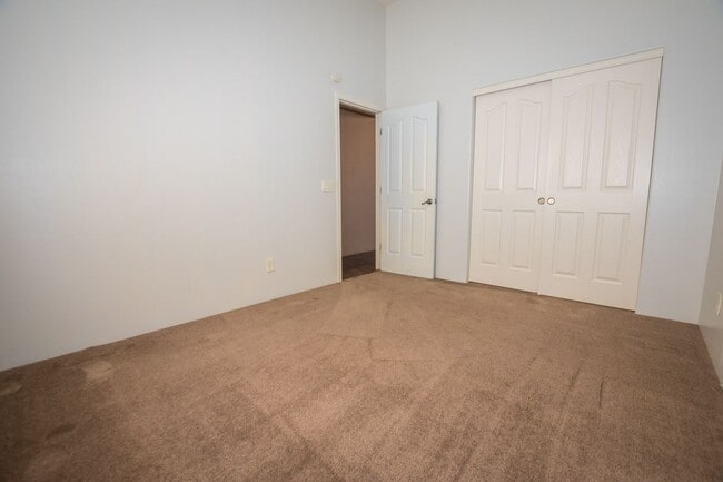 Building Photo - 3 Bedroom, 2 Bath Sante Fe, 2 Car Garage, ...