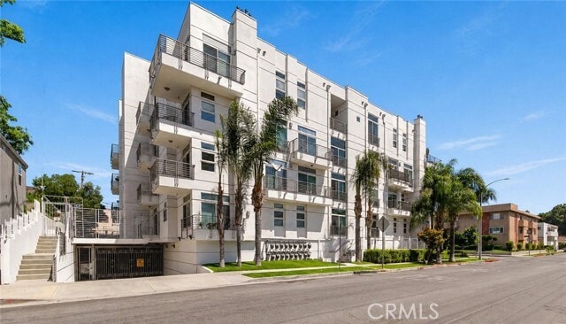 Building Photo - 401 N Serrano Ave