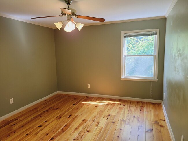 Building Photo - 984 Shades Crest Rd