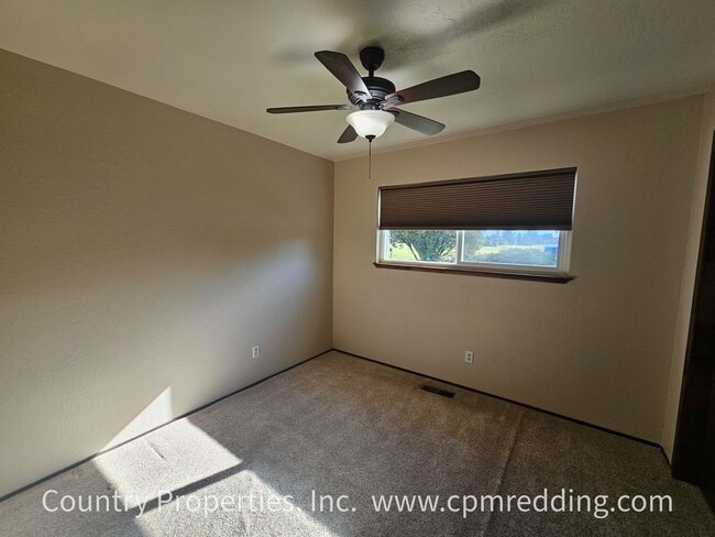 Building Photo - House with Huge Shop in the Heart of Redding Available Now!