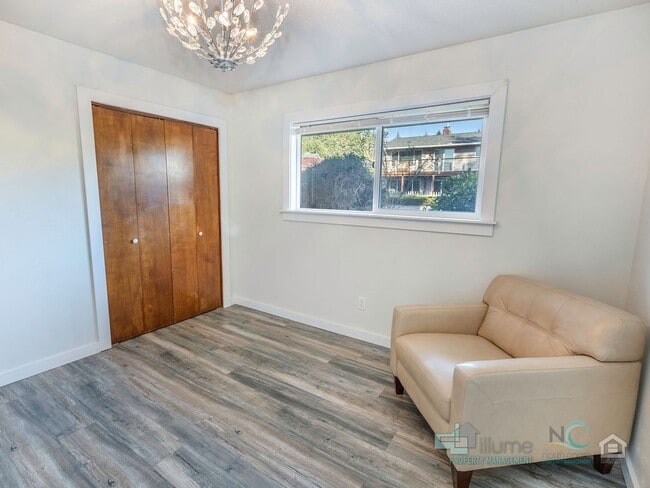 Building Photo - Charming Seaside Home.. Spacious 3 bedroom, 2 bathrooms!!!