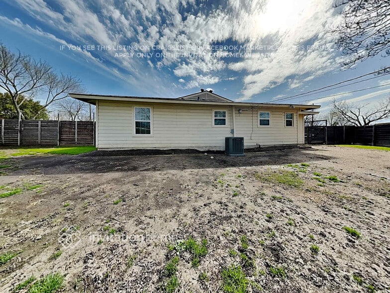 Building Photo - 1013 Casa Dr