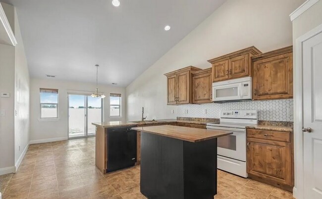 Building Photo - *$200 OFF FIRST MONTH RENT! | BEAUTIFUL 3 bed, 2 bath home in the desirable Summerfield Subdivision