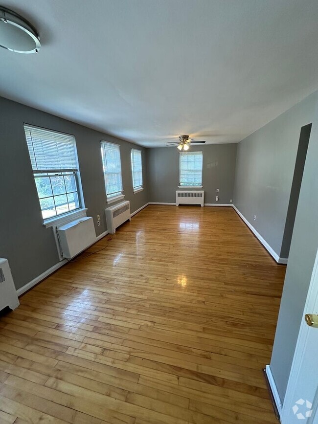 Building Photo - 209 W Parkway Ave