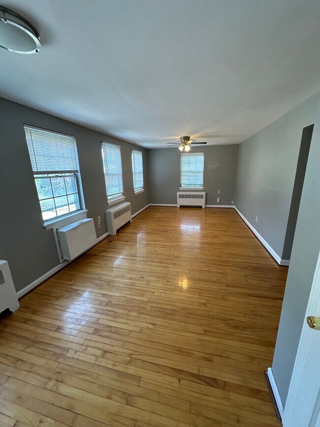 Building Photo - 209 W Parkway Ave