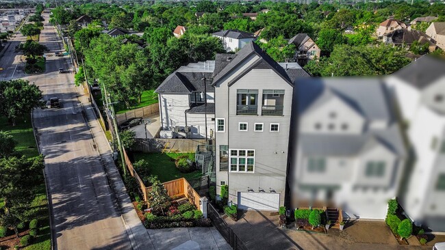 Building Photo - 4005 Woodshire Vlg Ests