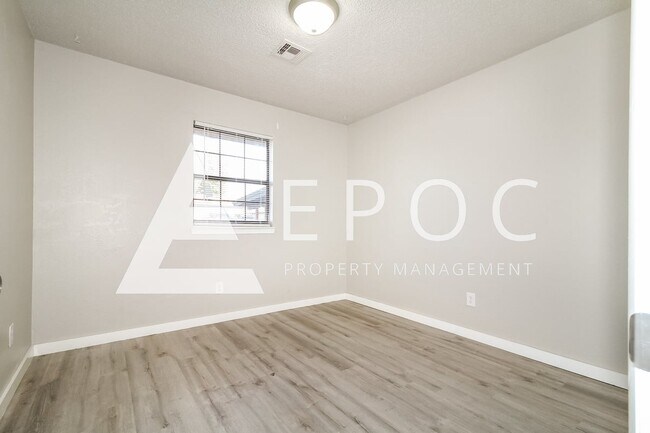 Building Photo - 409 Woodland Dr