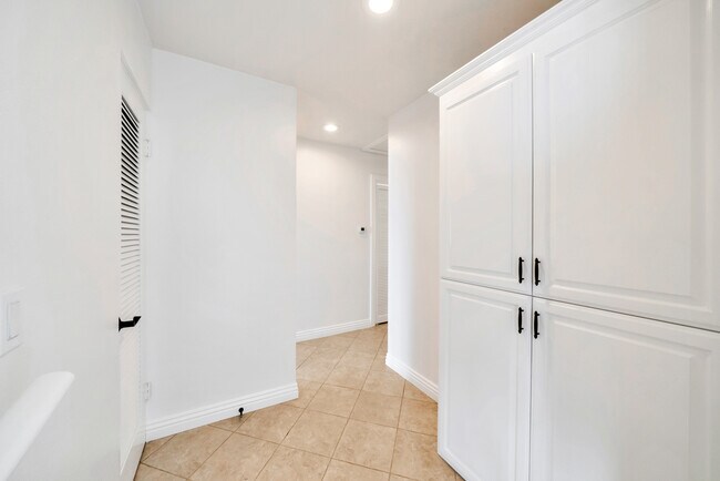 Building Photo - 3116 Breakers Dr
