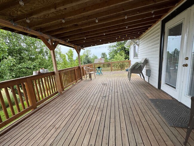 Building Photo - Country Living - 2 Bedroom 1 Bathroom