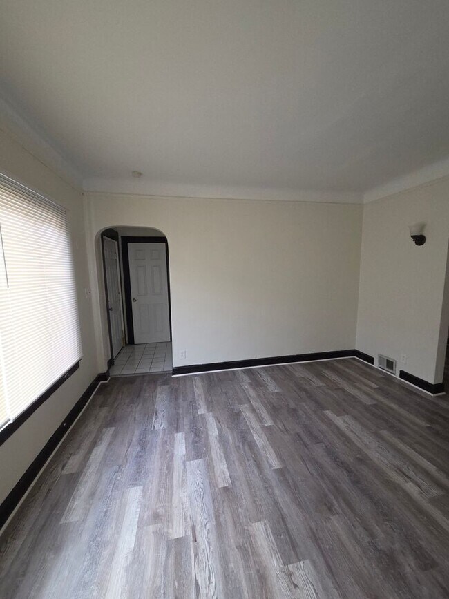 Building Photo - Three Bedroom Open Floorplan