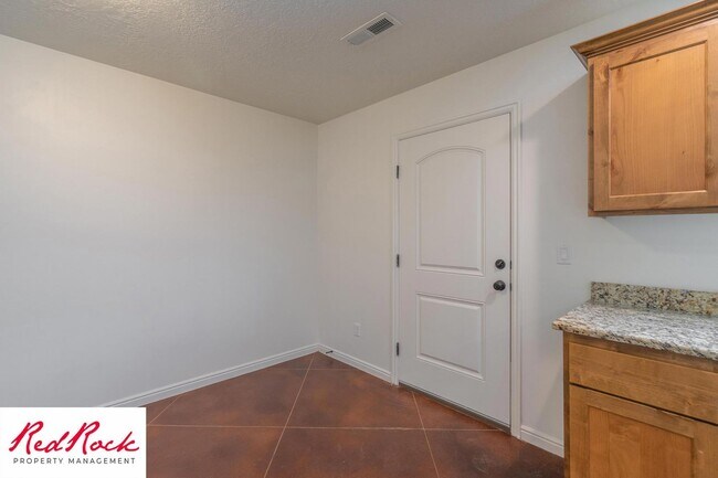 Building Photo - DOG-FRIENDLY 3 Bedroom Townhome with INTERNET INCLUDED!