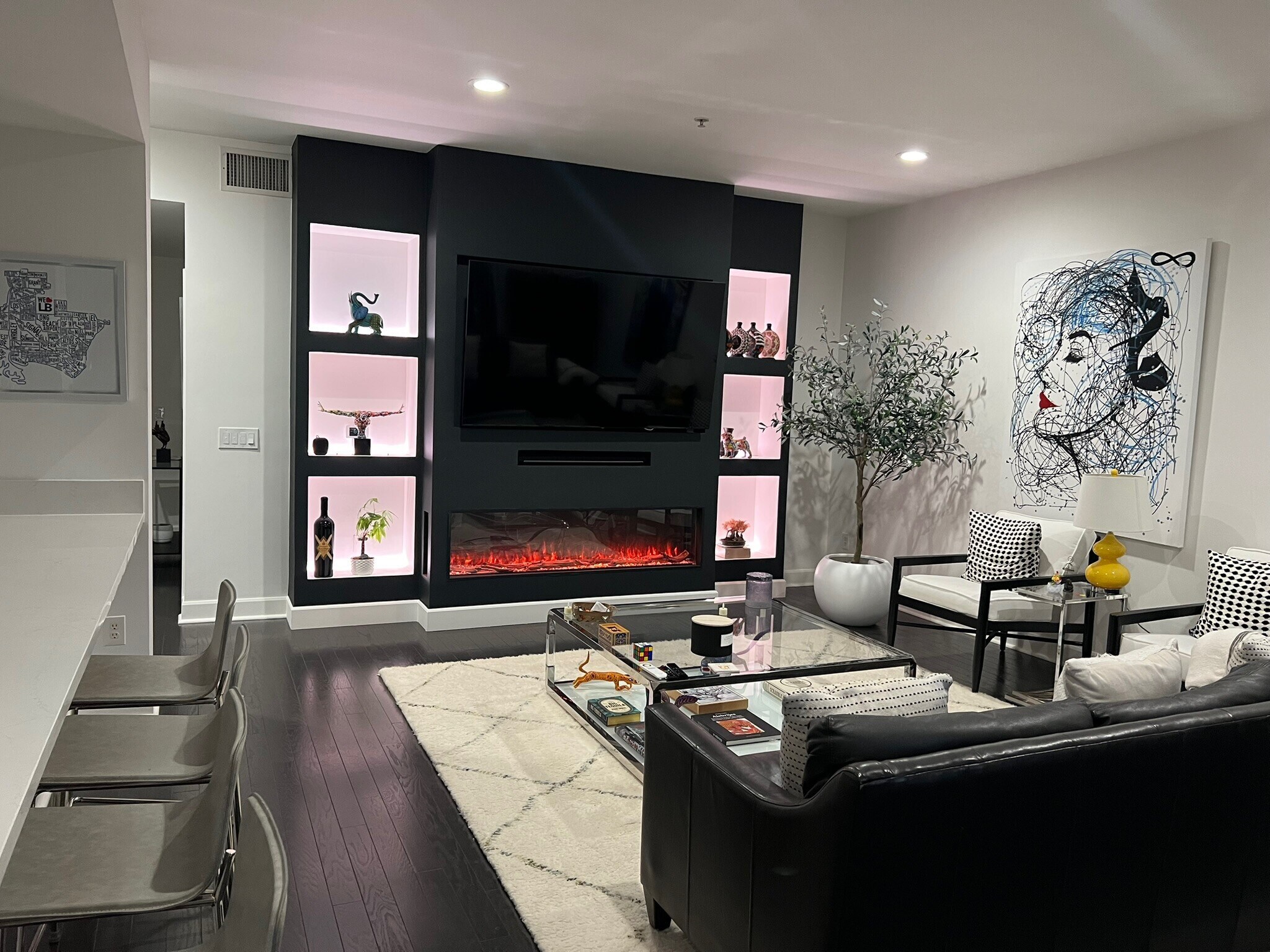 Building Photo - 300 E 4th St