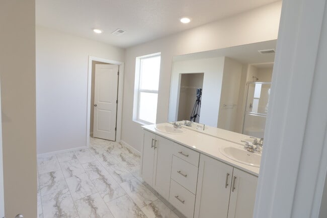 Building Photo - Now Leasing in Bend – 4/2.5 New Constructi...
