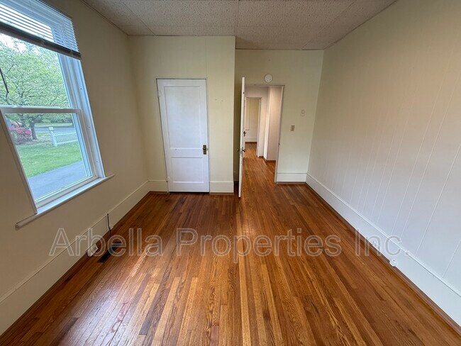 Building Photo - 703 E Unaka Ave