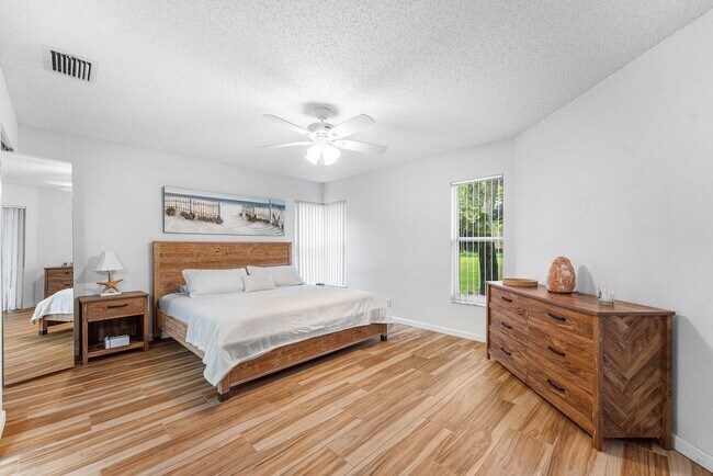 Building Photo - 8084 Summer Shores Dr