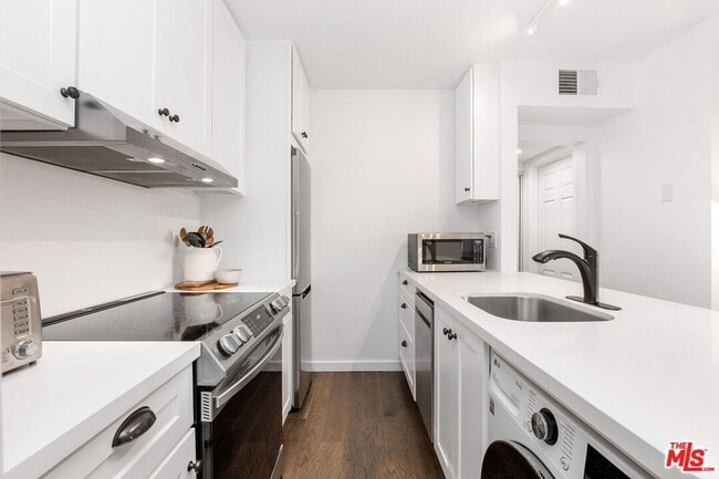 Building Photo - 141 S Clark Dr