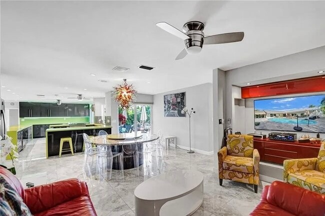 Building Photo - 2830 NE 55th St