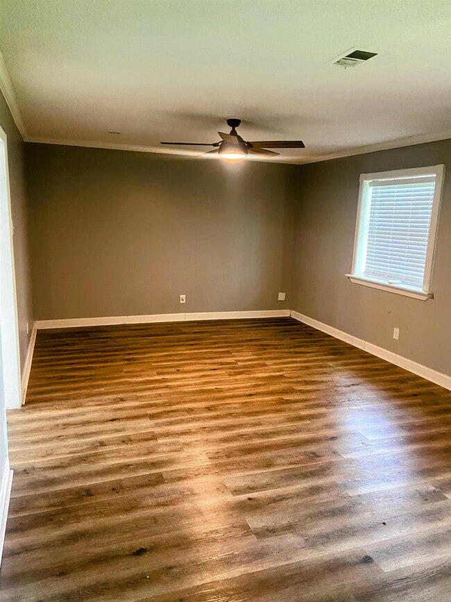 Building Photo - 453 Crestmont Cir