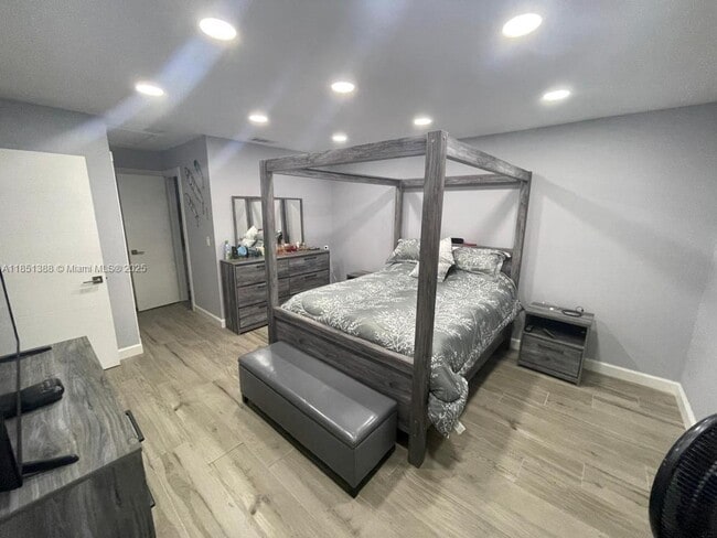 Building Photo - 4629 Vilabella Dr