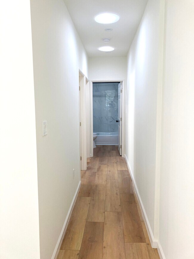 Building Photo - 3332 Thorpe Ave