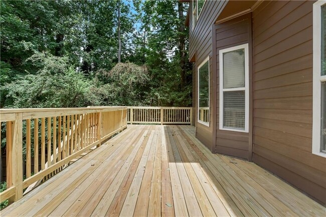 Building Photo - 3228 Silver Lake Dr NE