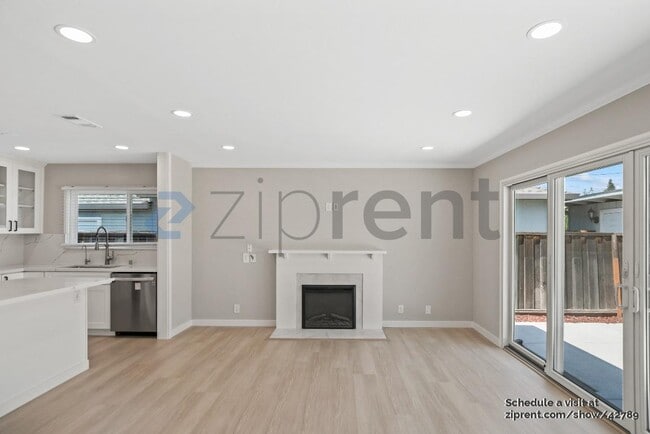 Building Photo - 1723 Laine Ave